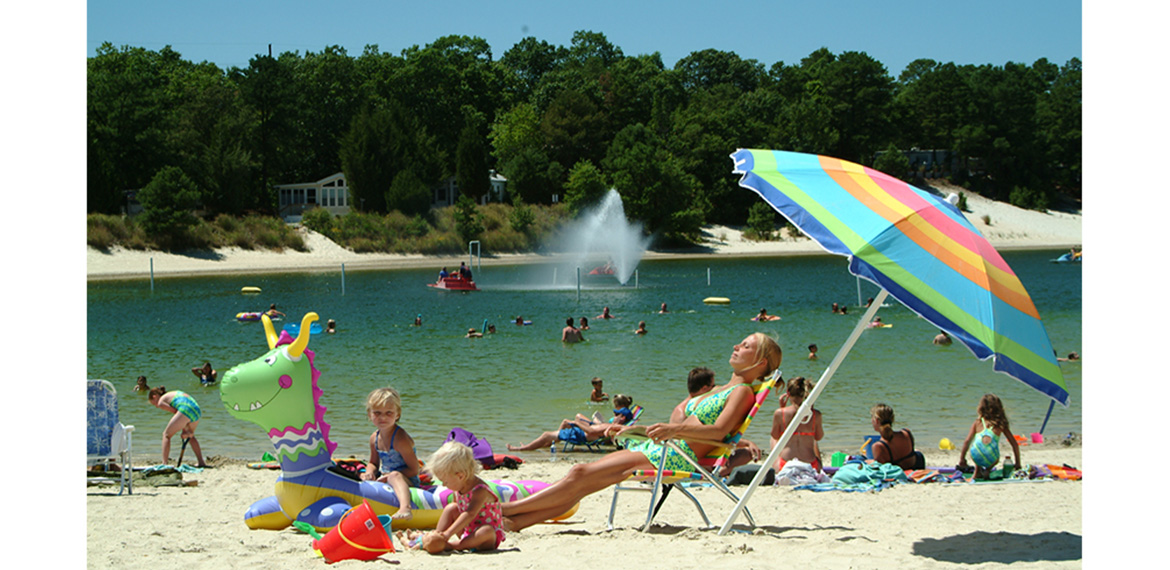 Relax on the beach at the swimming lake